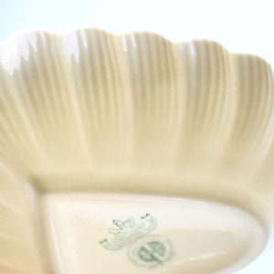 Plat de coeur en porcelaine irlandaise Belleek, 1ère marque verte 1946-55, plat de service de bonbons/noix, trinket catch all, cadeau de la Saint-Valentin, PetesNeatOldStuff image 9