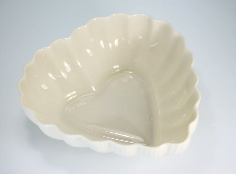 Plat de coeur en porcelaine irlandaise Belleek, 1ère marque verte 1946-55, plat de service de bonbons/noix, trinket catch all, cadeau de la Saint-Valentin, PetesNeatOldStuff image 10