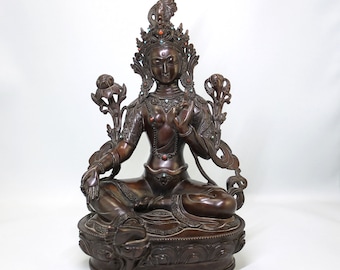 Statue de bouddha tibétain de Tara assis début du XXe siècle, tara verte paisible ornée de bijoux avec des fleurs de lotus pour autel de méditation, PetesNeatOldStuff