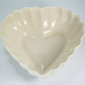 Plat de coeur en porcelaine irlandaise Belleek, 1ère marque verte 1946-55, plat de service de bonbons/noix, trinket catch all, cadeau de la Saint-Valentin, PetesNeatOldStuff image 2