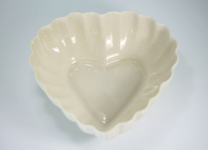 Plat de coeur en porcelaine irlandaise Belleek, 1ère marque verte 1946-55, plat de service de bonbons/noix, trinket catch all, cadeau de la Saint-Valentin, PetesNeatOldStuff image 2