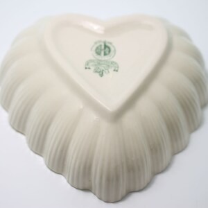 Plat de coeur en porcelaine irlandaise Belleek, 1ère marque verte 1946-55, plat de service de bonbons/noix, trinket catch all, cadeau de la Saint-Valentin, PetesNeatOldStuff image 7