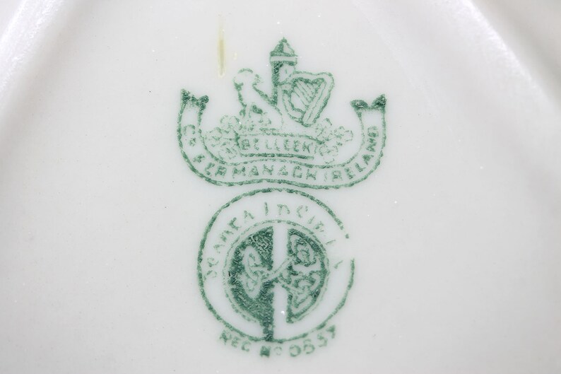 Plat de coeur en porcelaine irlandaise Belleek, 1ère marque verte 1946-55, plat de service de bonbons/noix, trinket catch all, cadeau de la Saint-Valentin, PetesNeatOldStuff image 4