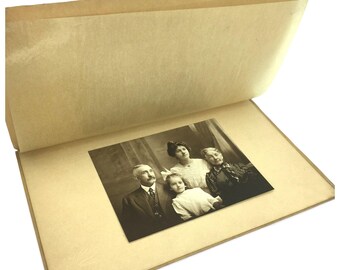Antikt familjeporträttfotografi i originalmapp – Monterat foto från tidigt 1900-tal - OOAK Antik