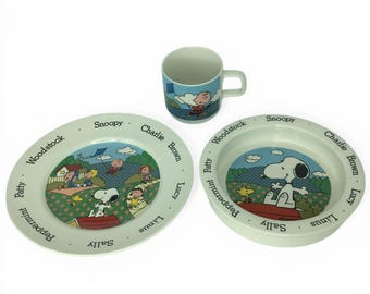 Set di stoviglie in ceramica per bambini con Snoopy dei Peanuts: piatto, ciotola e tazza, prodotto da Johnson Bros Inghilterra nel 1965/1966.