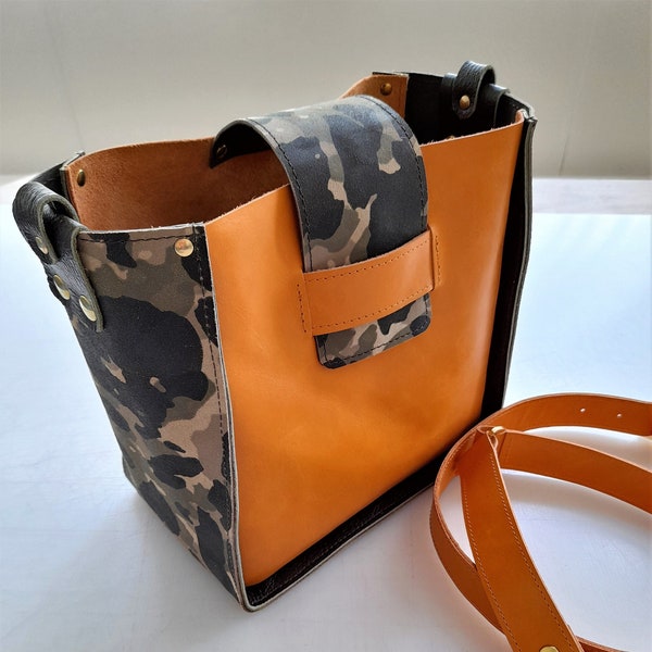 leren shopper in camouflage print, oranje en brons