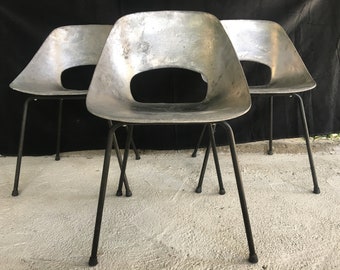 Chaises Tonneau en Fonte d'Aluminium par Pierre Guariche, set de 3