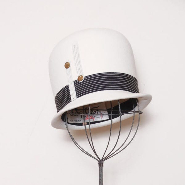 Vintage 60s white cloche / Sally Victor felt hat / 60s mod hat / designer hat