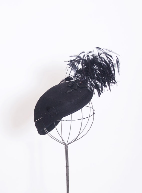 Vintage 40s black felt hat / 1940s feather hat / f