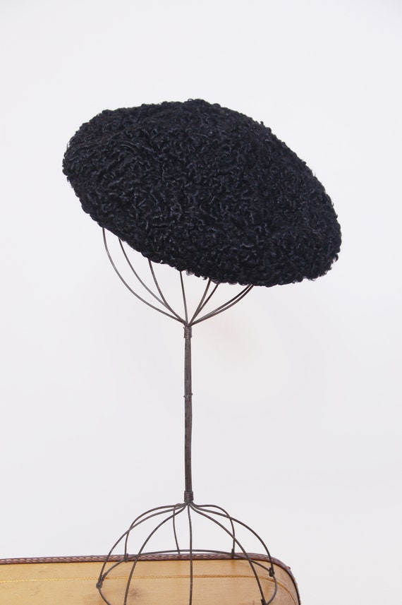 1950s black curly lamb beret / lambswool hat / vin