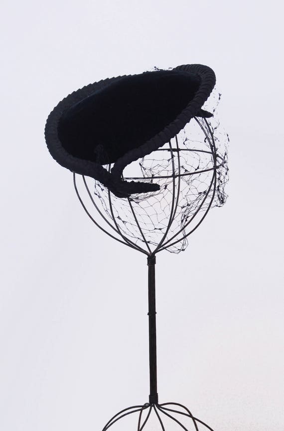 Vintage 40s black velvet hat / velvet fascinator /