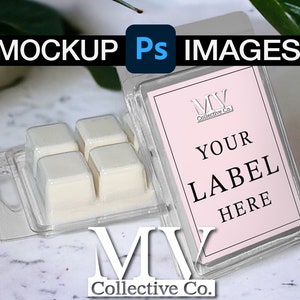 Puede incluir: Un recipiente de plástico transparente con cuatro fundidos de cera blanca. El recipiente tiene una etiqueta que dice "MV Collective Co." y "YOUR LABEL HERE".