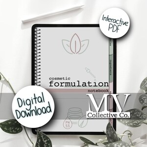 以下が含まれることがあります： スパイラル綴じのデジタル化粧品処方ノート。表紙には「cosmetic formulation notebook」の文字と植物のイラストが描かれています。「Digital Download」と「Interactive PDF」のラベルが含まれています。