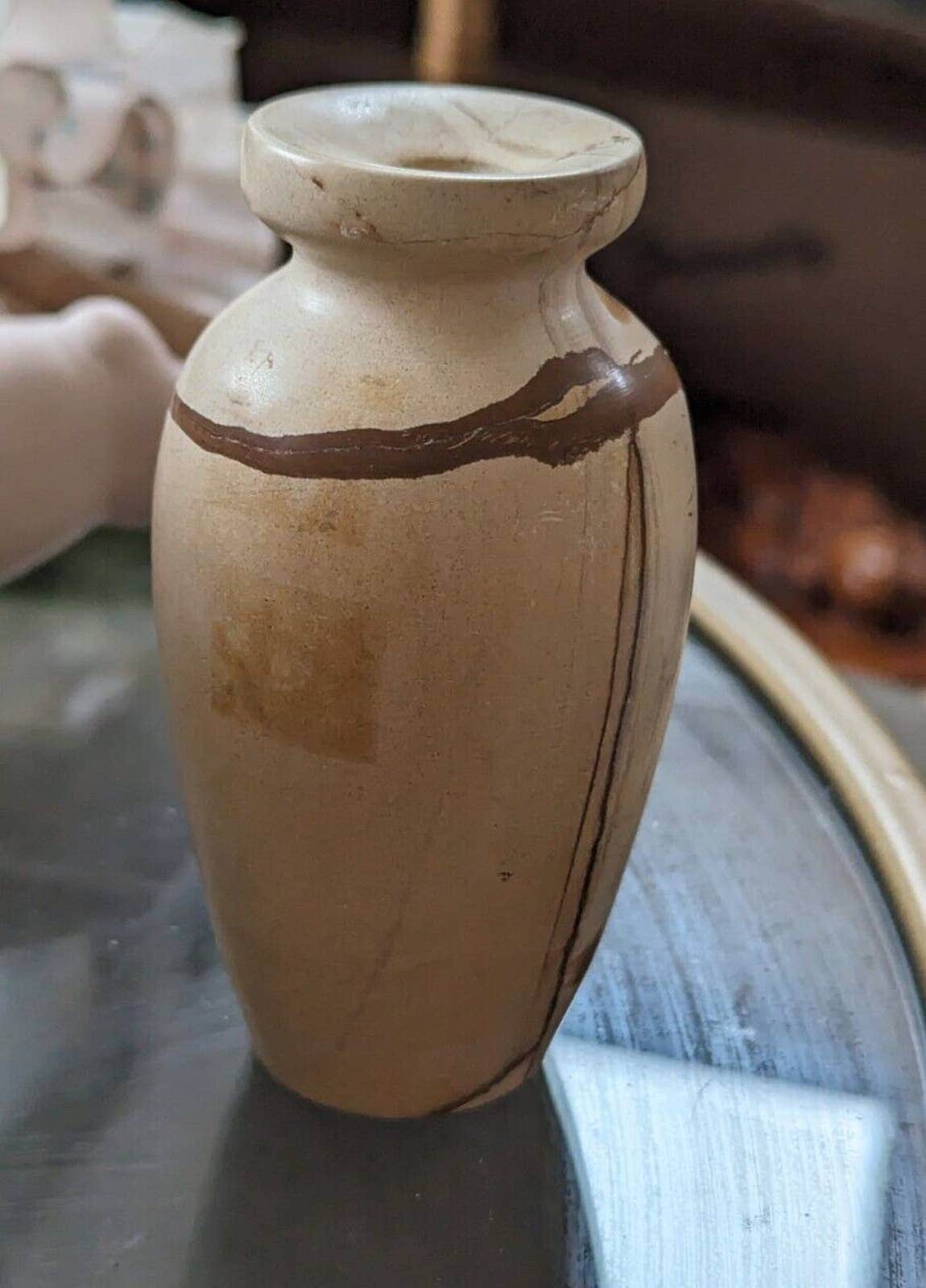 小さな彫刻が施された石のインク壺または花瓶、天然の脈のあるチーク調