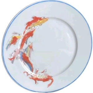 Op de afbeelding: Witte keramische plaat met een blauwe rand en een handgeschilderd ontwerp van rode, oranje en blauwe vissen.