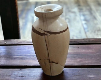 k155 スペイン製 石彫刻のフラワーベース 飾り壺 ホワイト系 アラバスター 小さな彫刻が施された石のインク壺または花瓶、天然の脈のあるチーク調