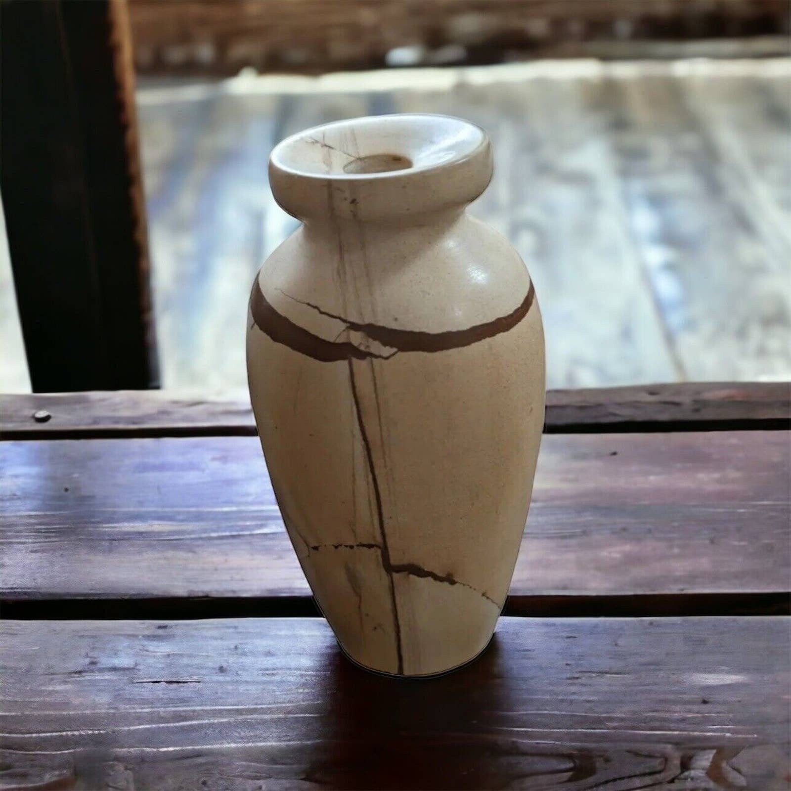 小さな彫刻が施された石のインク壺または花瓶、天然の脈のあるチーク調