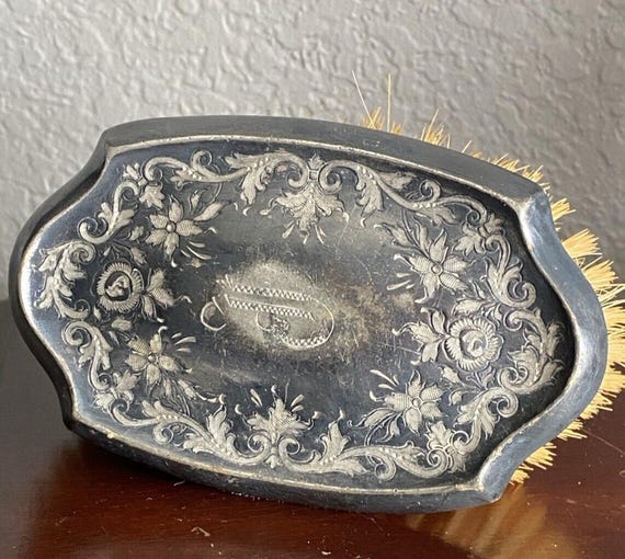 アンティークシルバーの洋服ブラシ モノグラム J フローラルレプッセ