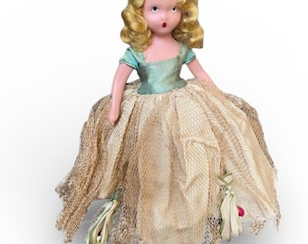 Muñeca Nancy Ann Storybook Just A Dear de 7 pulgadas con patas de bisqué, rubia y verde