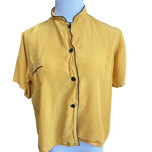 Blusa oriental vintage con cuello mandarín dorada y negra Lewis Frimel 38 L abotonada