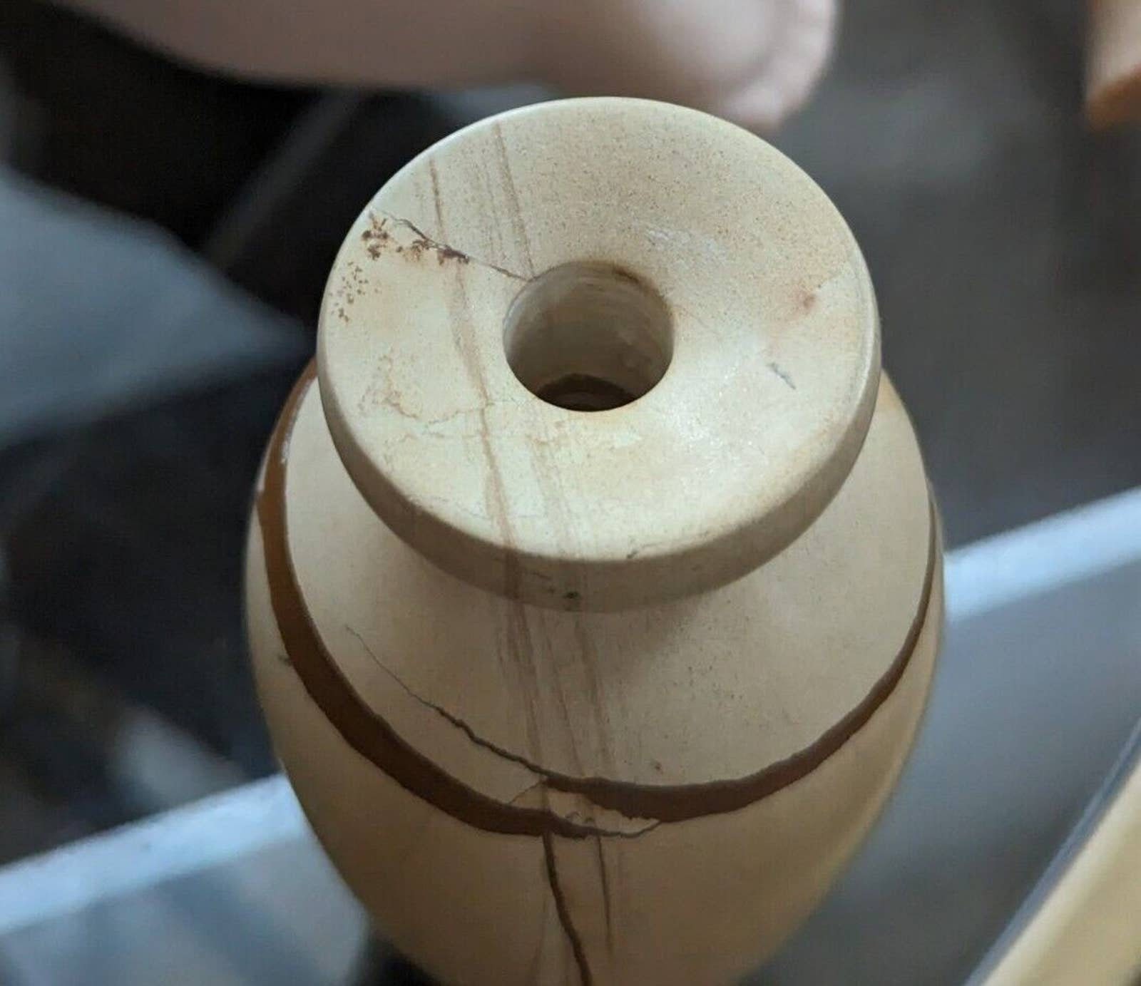 小さな彫刻が施された石のインク壺または花瓶、天然の脈のあるチーク調