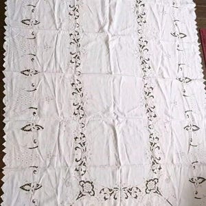 Vtg Madeira Linen Hand Embroidered Tablecloth Cut Work Floral 100 x 70