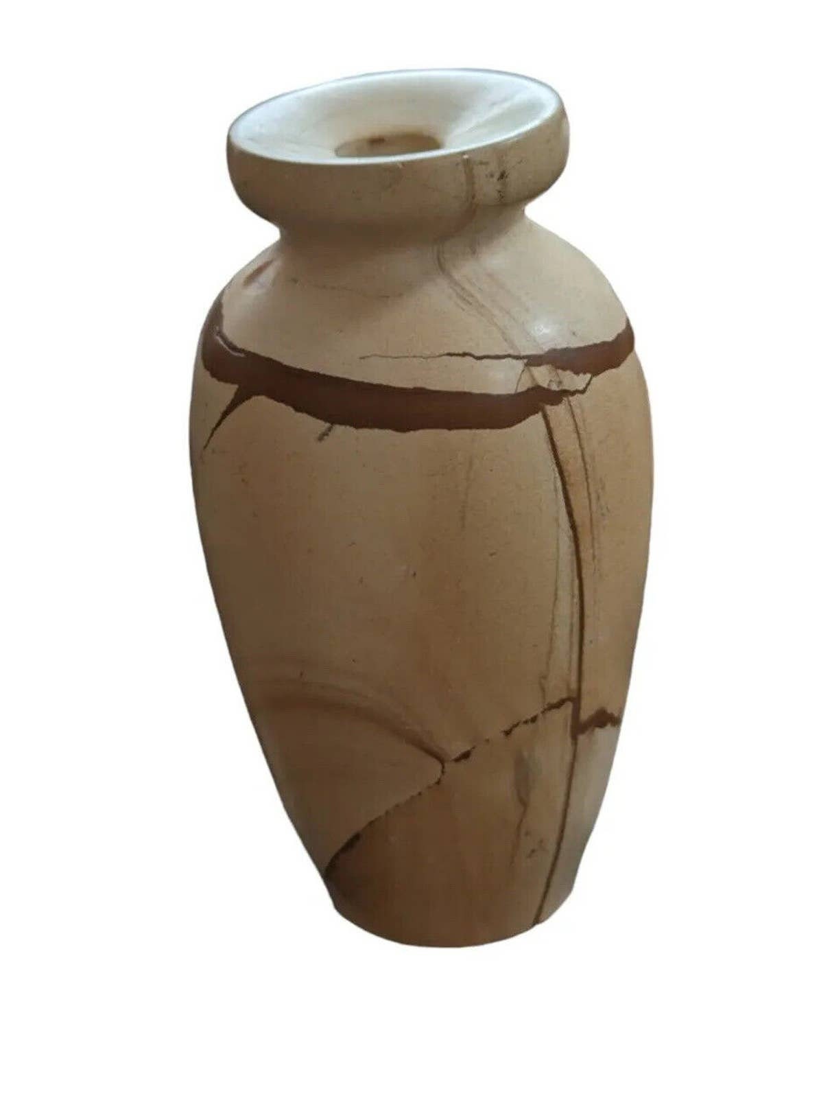 小さな彫刻が施された石のインク壺または花瓶、天然の脈のあるチーク調