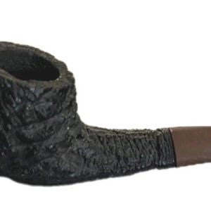 Peut inclure: Une pipe à fumer noire avec un foyer texturé et un embout buccal marron. La pipe a un design incurvé et est posée sur un fond blanc. C'est un accessoire de fumeur classique.