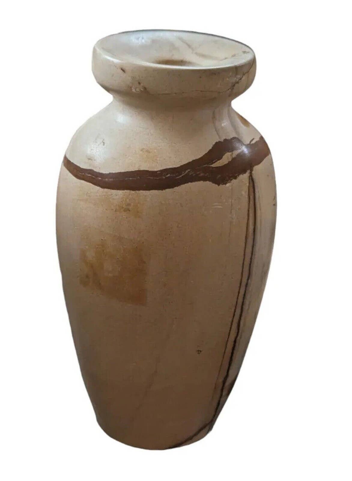 小さな彫刻が施された石のインク壺または花瓶、天然の脈のあるチーク調