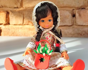 Muñeca pequeña con flores, muñeca fabricada por Playmates Hong Kong de los años 70. Muñeca antigua vintage. Muñecas antiguas restauradas.