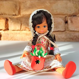 Little doll with flowers, doll made by Playmates Hong Kong from the 1970s. Old vintage doll. Restored old dolls.