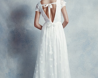 Sample Sale) Dora - taille 2 / robe de mariée romantique, robe de mariée bohème à manches courtes, dos nu, éthéré, dentelle de fleurs blanc cassé