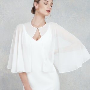 Charlotte Capelet / capelet en mousseline de soie courte avec fermeture à bouton de perle à col avant / cape romantique en mousseline de soie / cape de mariage / cape de mariée image 1