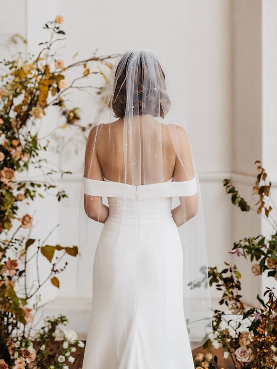 Bridal veil medium length Mid-Length Veil with Scattered Pearl Edge | David main image 4