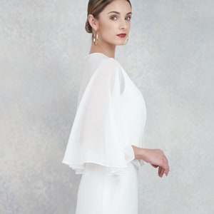 Charlotte Capelet / capelet en mousseline de soie courte avec fermeture à bouton de perle à col avant / cape romantique en mousseline de soie / cape de mariage / cape de mariée image 2