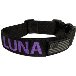 Puede incluir: Collar negro para perros con el nombre "LUNA" en letras moradas. El collar presenta un parche con la bandera estadounidense. El collar tiene una hebilla de plástico negro.