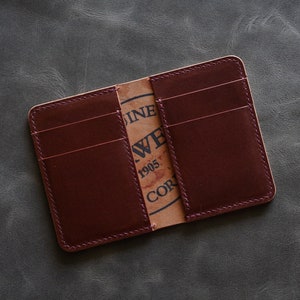 Cartera minimalista Horween Shell Cordovan, cartera bifold vertical de cuero cordobés hecho a mano
