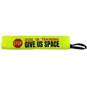 Könnte beinhalten: Eine leuchtend gelbe Hunde-Trainingsfahne mit schwarzem Text, der „DOG IN TRAINING GIVE US SPACE“ lautet. Die Fahne hat auch ein rotes Stoppschild. Am Ende der Fahne ist eine schwarze Schlaufe befestigt.