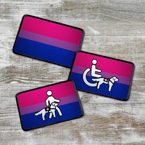 Könnte beinhalten: Drei gestickte Aufnäher mit einem Design der bisexuellen Pride-Flagge. Der erste Aufnäher zeigt die bisexuelle Pride-Flagge. Der zweite Aufnäher zeigt eine Person im Rollstuhl mit einem Assistenzhund. Der dritte Aufnäher zeigt eine Person, die einen Assistenzhund führt.