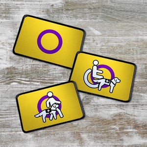 Könnte beinhalten: Drei gelbe Patches mit einem lila Kreis und einem weißen Symbol. Das Symbol auf dem linken Patch ist ein Kreis. Das Symbol auf dem mittleren Patch ist eine Person im Rollstuhl mit einem Assistenzhund. Das Symbol auf dem rechten Patch ist eine Person, die einen Assistenzhund führt.