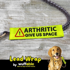 Smycz dla psa z zapaleniem stawów: neonowa osłona z napisem „Potrzebuję przestrzeni”