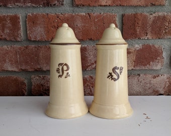 Vintage Pfaltzgraff China Sal y Pepper Shakers en patrón de pueblo