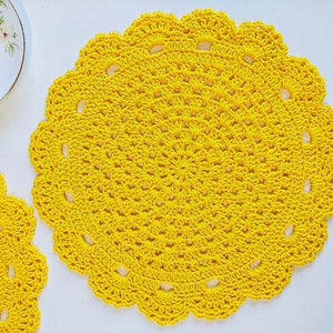 Handmade crochet placemat for lunch Sousplat for breakfast American service custom border color Round table mat for dining table image 1