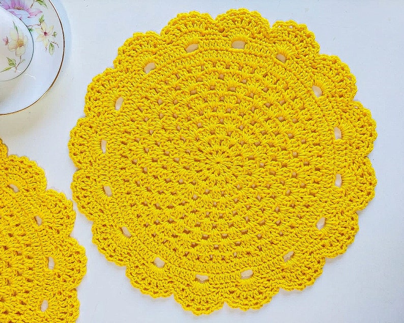 Handmade crochet placemat for lunch Sousplat for breakfast American service custom border color Round table mat for dining table image 1