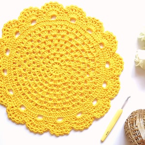 Handmade crochet placemat for lunch Sousplat for breakfast American service custom border color Round table mat for dining table image 4