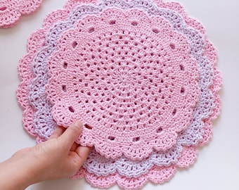 Round placemat with scalloped edging American Service for lunch Handmade round crochet sousplat for home decor Coffee table decor ideas