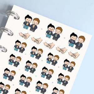 Handen vasthouden paar plannerstickers, stickers voor tijdschriften, doe-het-zelf-scrapbooking, geheugenplanning, kalender, notitieboekjes, planning en journaling