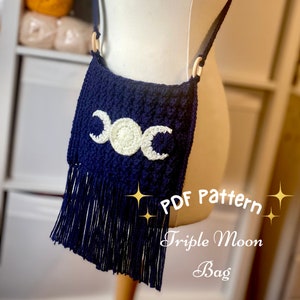 Puede incluir: Un bolso de crochet con un diseño de triple luna y flecos. El bolso es azul marino con detalles blancos. El texto "PDF Pattern Triple Moon Bag" está en la imagen.