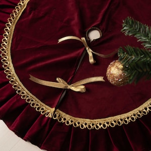 Elegante falda de terciopelo para árbol de Navidad con volantes, disponible en 3 colores: rojo burdeos, marfil y rojo clásico. Tamaño personalizado