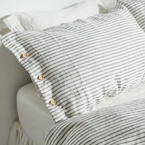 Gestreifte Leinenkissen, Kissenbezug in grau gestreift. Weicher, gewaschener, Queen, King Size Kissenbezug.
